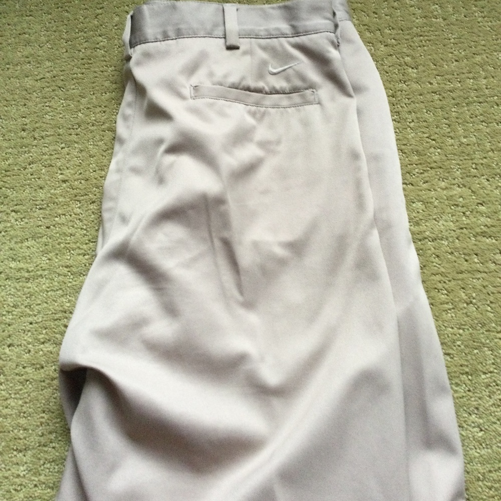 Nike FitDry men golf shorts. Size 34. Color khaki